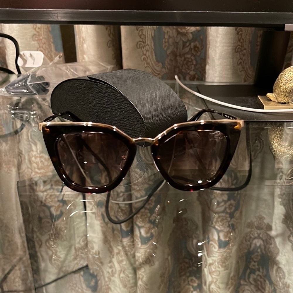 Prada sunglasses - Picture 3 of 11